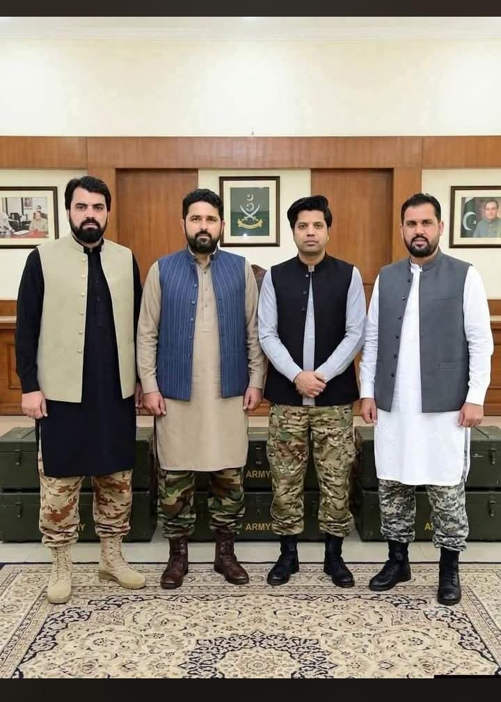 AlpiyalCh's tweet photo. اب میں نہیں مروں گا کسی اور کی جنگ میں یہ وہی لوگ ہیں https://t.co/EokuMTyRXP
