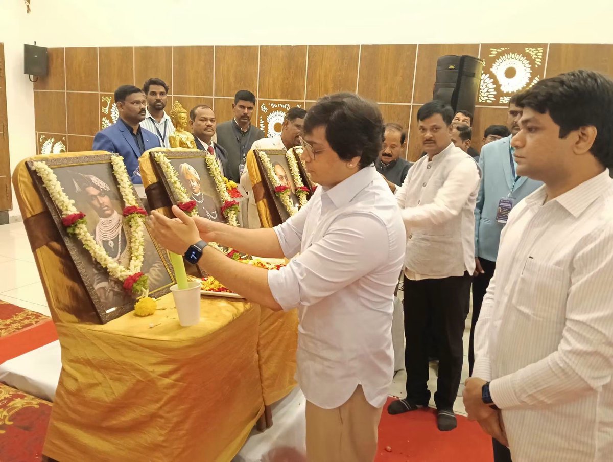 jitu_rajoriya's tweet photo. आज कर्नाटक के मैसूर में आरक्षण के जनक कहे जाने वाले कोल्हापुर नरेश छत्रपति शाहू महाराज जी की जयंती पर बामसेफ द्वारा कार्यक्रम आयोजित किया गया जिसमें मुख्य रूप से @AnandAkash_BSP जी शामिल हुए।

आज आकाश आनंद जी का कार्यक्रम था और अधिकतर पार्टी के कार्यकर्ताओं मालूम ही नहीं था कि आकाश आनंद जी का कोई कार्यक्रम है या कोई कार्यक्रम की फोटो वीडियो सोशल मीडिया पर अपलोड ह���, ये खबर मुझे ख़ुद एक चेन्नई के बसपाई साथी से प्राप्त हुई थी।

आख़िरकार पार्टी की सोशल मीडिया पर निष्क्रियता क्यों? आख़िर आप लोगों क्यों नहीं एहसास कराना चाहते हैं कि आकाश आनंद बैठा नहीं है बल्कि महापुरुषों की विचारधारा पर चलकर उनके मिशन को लेकर सक्रिय हैं और इस मिशन को बहुत आगे तक ले जाने के लिए हम अपनी तैयारी में लगे हुए हैं।