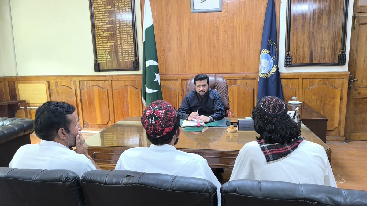 DCOrakzai's tweet photo. ڈپٹی کمشنر اورکزئی جناب یوسف علی صاحب نے اوپن ڈور پالیسی کے تحت قبائلی مشران، عمائدین اور سائلین سے ملاقاتیں کیں، ان کے مسائل سنے اور بروقت، شفاف اور میرٹ پر حل کے لیے متعلقہ افسران کو ہدایات جاری کیں۔ #Orakzai #OpenDoorPolicy #PublicService https://t.co/LMnkDK7SVp