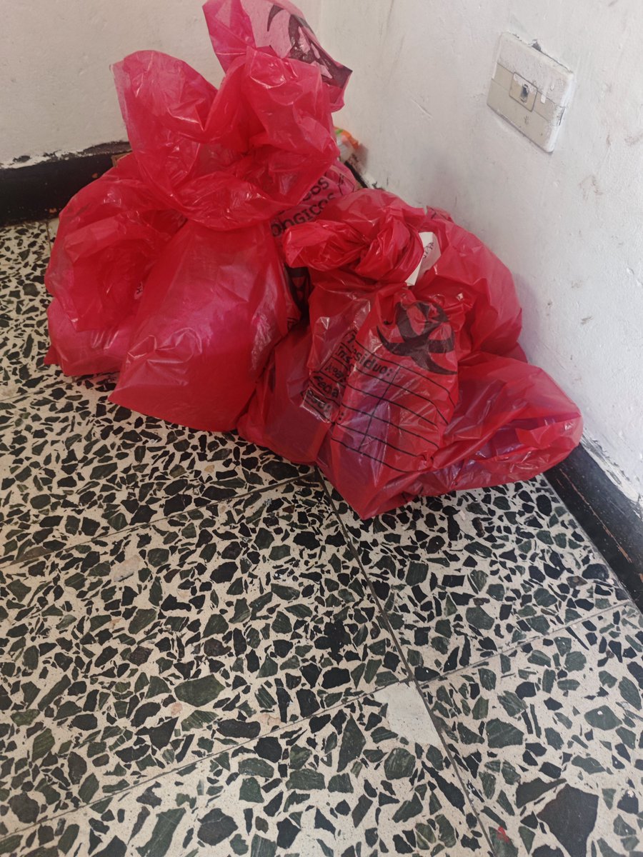 CLARK_LUNA's tweet photo. Señores @NuevaEPSCol hace 15 días mi abuela falleció, se le venía realizando una serie de procedimientos en casa. 
Los enfermeros dejaron este material de residuos biológicos y no han pasado a recogerlos. @Supersalud https://t.co/2Kq6Af1UPD