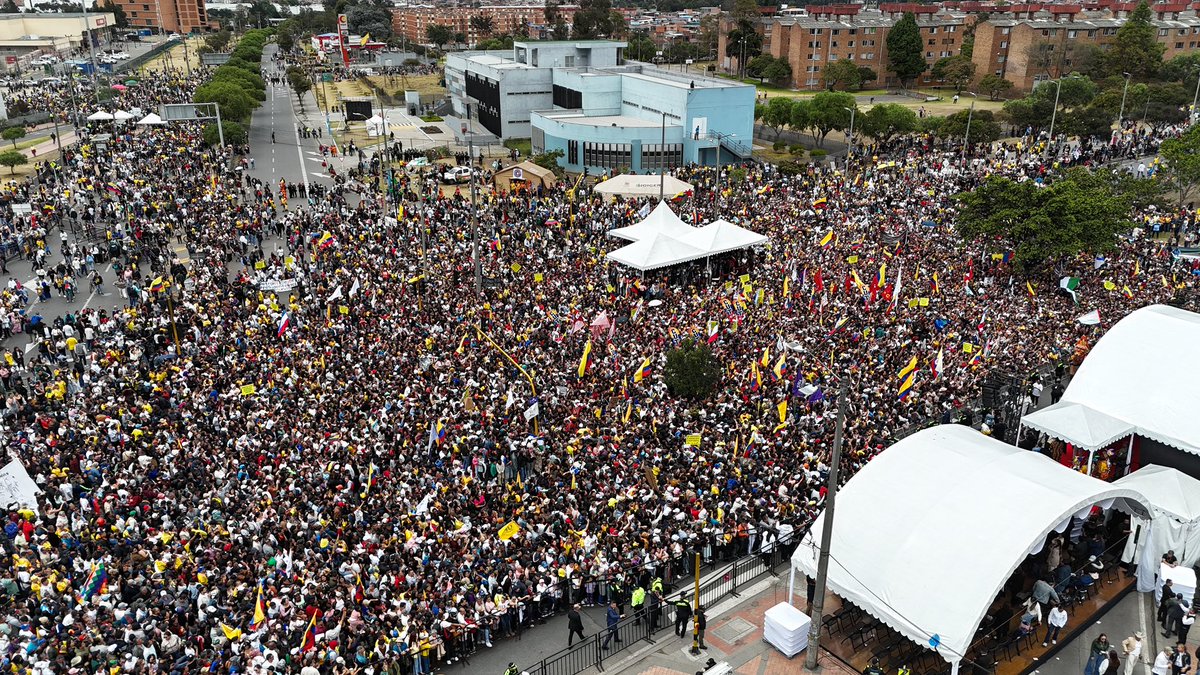 petrogustavo's tweet photo. Así se ve a esta hora la avenida Villavicencio donde en minutos daré mi último discurso al pueblo Colombiano. https://t.co/u59osunSYd