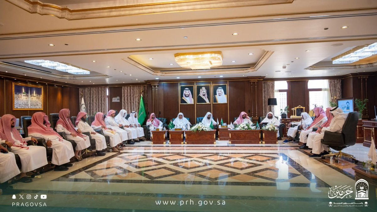 AhdidanA's tweet photo. معالي رئيس الشؤون الدينية يجتمع بأعضاء برنامج الإقراء بالمسجد النبوي لتعزيز رسالة تعليم القرآن الكريم . https://t.co/hkS2MZ2P7Q