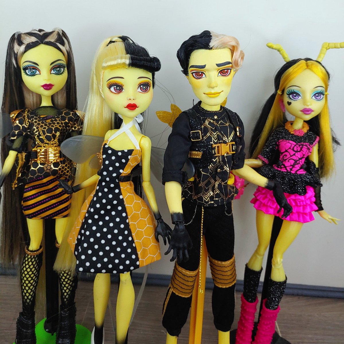 IGdolljunk's tweet photo. My Bee hive of dolls.... https://t.co/diDUQPFgnF
