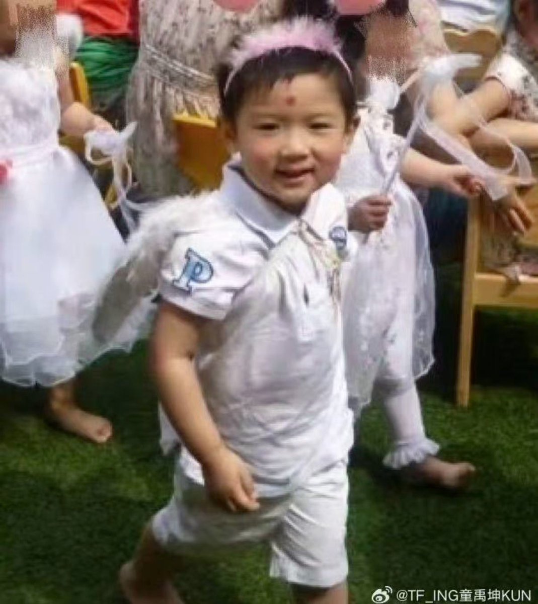 sasidsb's tweet photo. 窝是亲妈吧 好搞笑啊前两天刚给它买的新衣服 居然撞到稀有皮肤了 我肚子😂😂 https://t.co/7on6crNSRv