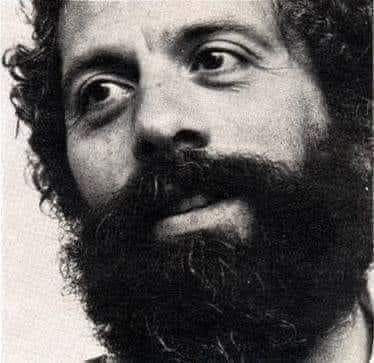 LunaGitana0333's tweet photo. Facundo Cabral:
 Siempre quise saber lo que había detrás de la famosa frase de Facundo Cabral “No soy de aquí ni soy de allá...” 

Y cuando lo supe, amé esta historia que ahora les cuento: 
 Tiene tanto tiene qué ver con un sentimiento tan noble y tan poderoso como el amor, el perdón. 

El padre de Facundo se fue de su casa antes de que éste naciera. 
 Luego Sara, su madre, fue echada a la calle junto a sus pequeños hijos, y Facundo no tuvo un techo donde nacer, de ahí lo de “No soy de aquí ni soy de allá"... 

Nació así en La Plata, y se crió en una de las barriadas más pobres de la urbe argentina, como presagio de lo que más adelante la montaña rusa de la vida le depararía.

 Sinsabores, éxitos, fracasos, lucha, amores, desamores y mucho aprendizaje, como preparando al gran apóstol de la música latinoamericana para un camino que no detendría ni su absurda muerte un 9 de julio. 

Una noche, tras terminar un concierto en una de las catedrales de la música de Buenos Aires, Facundo, con 46 años a cuestas, se llevó la sorpresa de su vida: 
 En el pasillo lo esperaba su padre. 

“Lo reconocí porque era igual a la foto que mi madre siempre había guardado, pero con el pelo cano y las huellas del tiempo reflejadas en su rostro y en sus manos. 
 En el acto supe que era él, porque siempre vi esa foto en la repisa de la cama de mi madre”, contaba Cabral.

“Mi padre era muy apuesto. 
 Todo lo contrario a mí, era muy elegante. 
 Ahora, muchísimos años después, estaba allí y me quedé congelado sin saber qué hacer”. 

Este era el primer encuentro con su padre. 
 ¿Se imaginan la tormenta de emociones, pensamientos y nerviosismo que azotaban dentro de aquel hombre que paseaba su música por el mundo pregonando la paz, el perdón y el amor? 
 Entonces, ¿qué hacer? 

Un día Cabral dijo sobre su padre: 
 “Agotó todo el odio que había acumulado en mí; lo odié tanto y tan profundamente porque había dejado sola a mi madre con siete hijos. 
 Aprendimos todos a tener el cielo por techo y la lucha por sobrevivir se volvió prioridad para los ocho.
 Murieron cuatro de hambre y frío. 
 Tres sobrevivimos de milagro”. 

Ahora, su padre estaba frente a él, y sentía tener todo el derecho de decirle lo que su corazón guardaba. 
 El rencor es un sentimiento tan fuerte como el perdón y Facundo sintió muchas veces que su memoria le alejaría para siempre de aquel hombre. 

En ese momento, el recuerdo de las palabras de su madre retumbó en su cabeza y en su corazón: 
 “Vos que caminás tanto, algún día te vas a encontrar con tu padre. 
 ¡No cometas el error de juzgarlo! 
 Recuerda el mandamiento: 
 Honrarás al padre y a la madre. 

 Segundo, ese hombre que vas a tener enfrente, es el ser que más amó, más ama y más amará tu madre.  
 Tercero, lo que corresponde es que le des un abrazo y las gracias, porque por él estás gozando las maravillas de Dios en este mundo por el que caminas. 

La vida que tanto amas no sólo te la dio tu madre, también se la debes a tu padre. 
 No lo olvides”. 

El desenlace de este encuentro lo cuenta el mismo Facundo: 
 “Por eso cuando vi a mi padre nos acercamos, nos abrazamos y fuimos grandes amigos hasta el final de sus días.

 Aquella vez me liberé y dije: 
 "Mi Dios, qué maravilloso es vivir sin odio". 
 Me costó años perdonar y pude hacerlo en un segundo.  
  Y me sentí tan bien”. 
 El perdón es tan noble y poderoso como el amor.  
  Facundo  C a b r a l