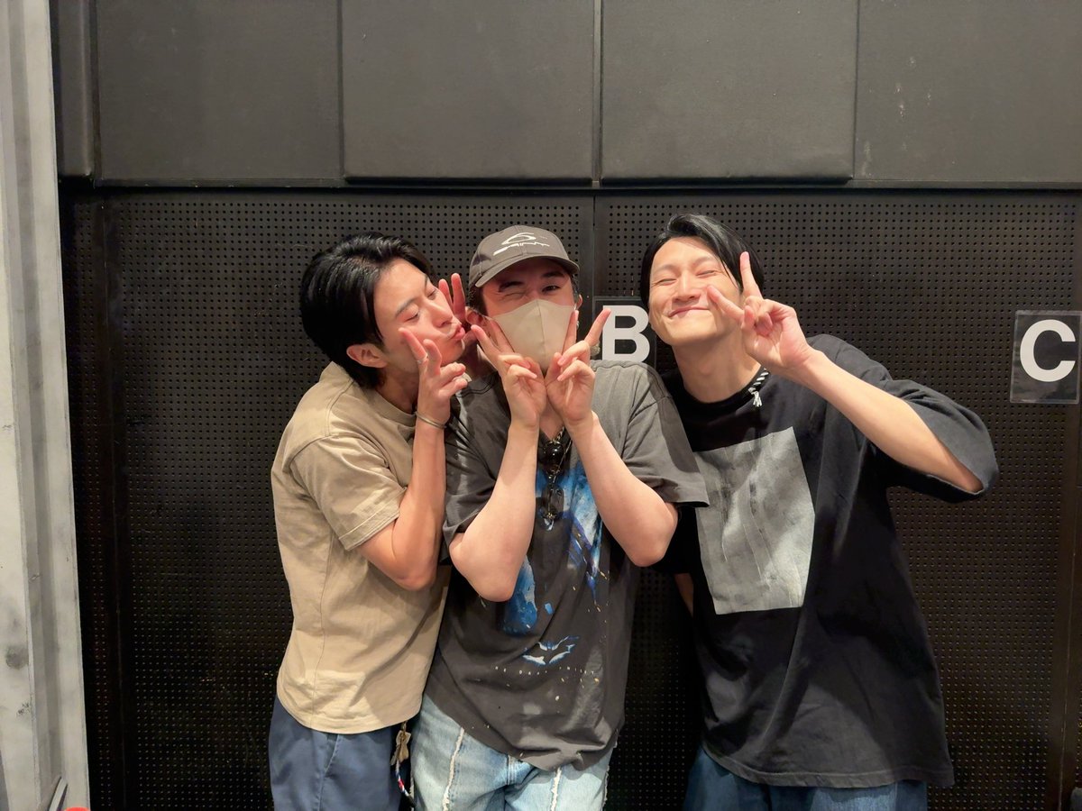 kawasaki_ysk's tweet photo. #カラスウリ 
本日2公演ご来場ありがと���ございました！
ゲストのりゅうちゃん！
そして！雷太が観に来てくれたよ！はぴはぴ！

明日でラスト！
よろしくお願いしますっ！ https://t.co/C3Hz80PJU0