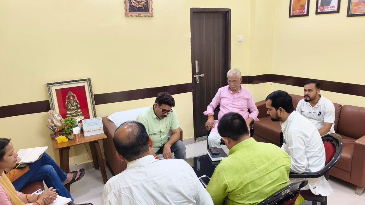 SudhakarshuklaB's tweet photo. सीतापुर पार्टी कार्यालय पर  आगामी 22 जुलाई को विधानसभा स्तर पर आयोजित होने वाले बूथ अध्यक्ष सम्मेलन की तैयारियों को लेकर जिला अध्यक्ष जी ने समीक्षा किया! 
  @BJP4UP @BJP4India @idharampalsingh @sanjayraiupbjp https://t.co/W1L9QIHhlV