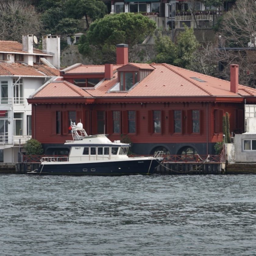 gusholderhaber's tweet photo. Derin Mermerci: "Yalı hayatı herkesin sandığı kadar iyi değil.

Babamın bana bıraktığı yalıda sürekli bir sorun çıkıyor. Tek avantajı, direkt tekne ile karşıya geçebilmem." https://t.co/Z5DU6AyhGa