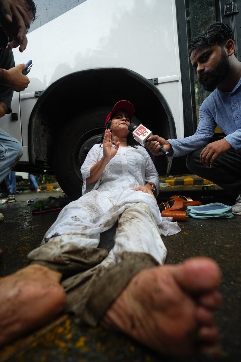 ShashiLearns's tweet photo. HUMNE TIRANGA UTHAYA, UNHONE LATHI UTHAYI.

HUMNE KITAB UTHAYI, UNHONE AANSU GAS CHALAYI.

HUMNE SAMVIDHAN DIKHAYA, UNHONE TANASHAHI CHALAYI.

TODAY WILL BE REMEMBERED FOR THE DAY INNOCENT STUDENTS WERE BRUTALLY BEATEN BY THE DELHI POLICE WHILE PROTESTING. https://t.co/qA8OzujMTj