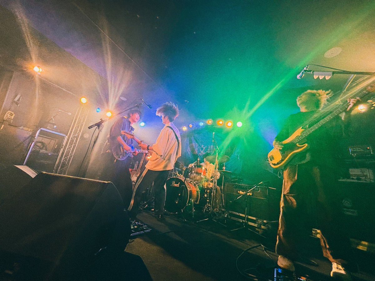 omaesorewanai7's tweet photo. 響がマイクスタンドにタオルを掛けて
しかも2枚も、自分達のと、俺たちの

バンドもライブハウスも減ってく中で
続けるのって実はとっても難しいこと

続けてきて良かったなって
思わせてくれてありがとう

OP's5周年、文明廻花、osageでした！ https://t.co/JONEEdTp8K