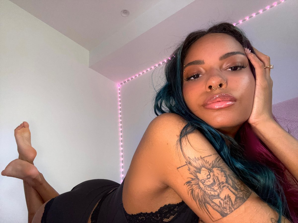 TheKandyPink's tweet photo. #OnlyFans #Feet #PinkAesthetic #AltGirl https://t.co/ONHN9qMIaP