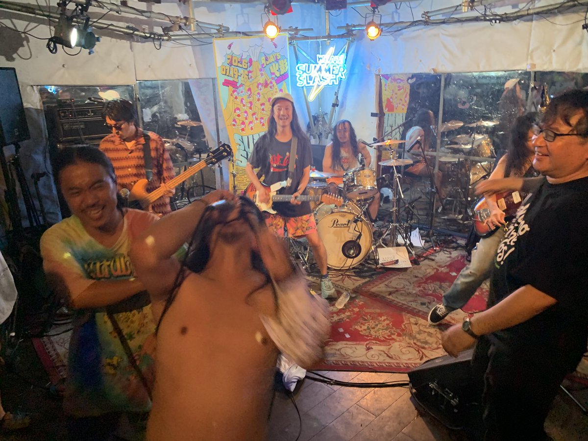 Kumakuma9's tweet photo. MANGA SHOCK‼️

今日はサマスラに声かけて貰った時にメンバーからスケジュールNGが出たみたやけど、どうしても出たくてベースとドラム？がサポートメンバーやったみたい。ベースの方はでぶコーネリアスのメンバーみたいでした‼️ https://t.co/E823WCdDZX