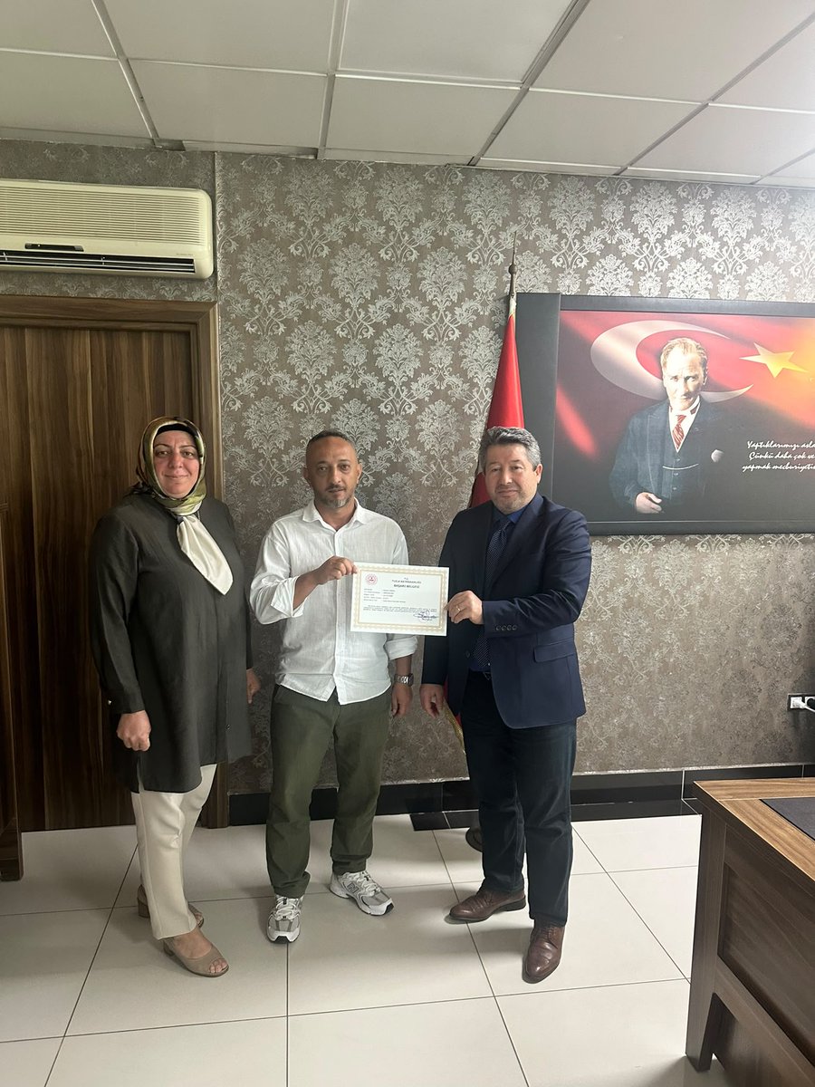 tuzlasgm's tweet photo. Kamu hizmetlerinin etkin yürütülmesine katkı sunan Halkla İlişkiler ve GSS Servis pers.mizden Selami Torğul ve Neşet Arslan'a; Sn. Kaymakamımız Ümit Hüseyin Güney tarafından verilen Başarı Belgeleri Müd.müz Adem Koç ve Müd.Yr.Kadriye Kaçaran tarafından takdim edilerek teşekkür ed https://t.co/iI9qSRk9hD