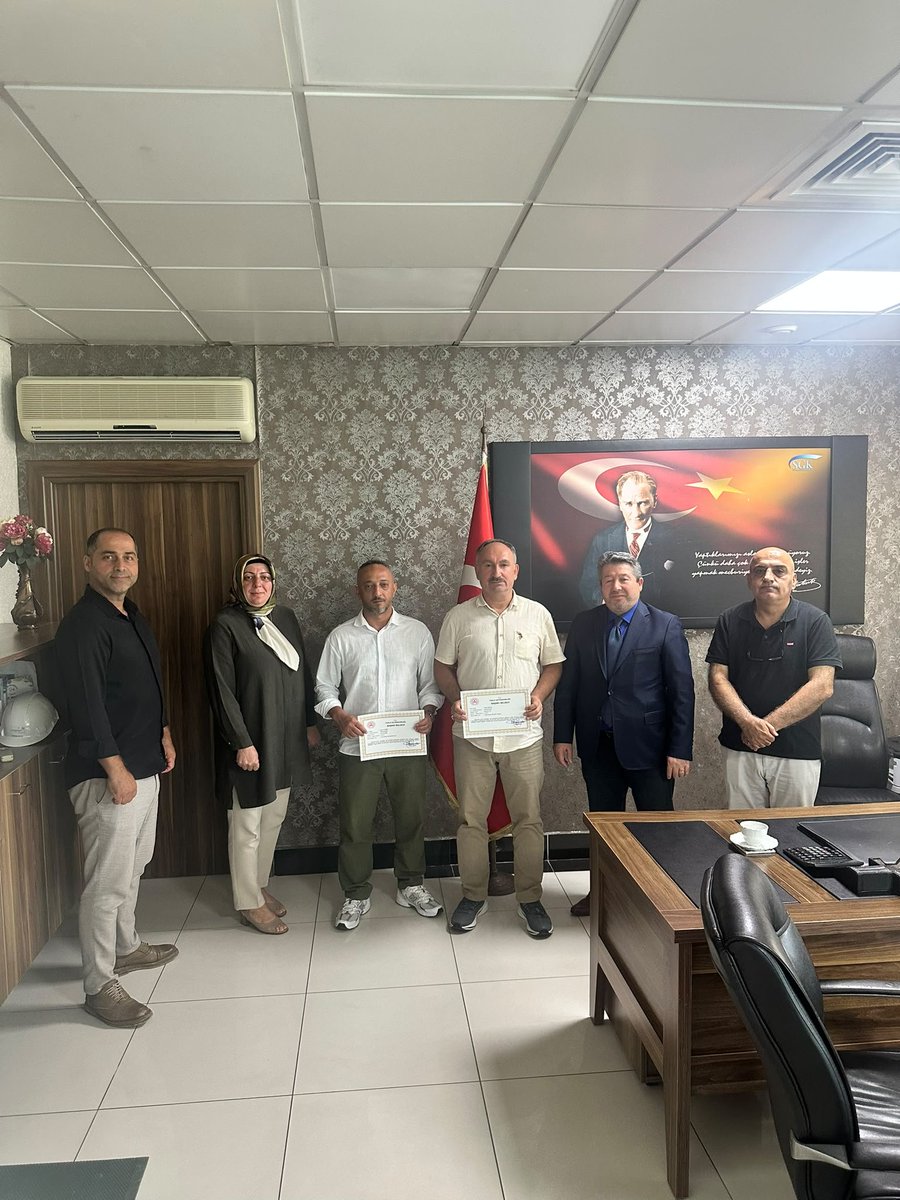 tuzlasgm's tweet photo. Kamu hizmetlerinin etkin yürütülmesine katkı sunan Halkla İlişkiler ve GSS Servis pers.mizden Selami Torğul ve Neşet Arslan'a; Sn. Kaymakamımız Ümit Hüseyin Güney tarafından verilen Başarı Belgeleri Müd.müz Adem Koç ve Müd.Yr.Kadriye Kaçaran tarafından takdim edilerek teşekkür ed https://t.co/iI9qSRk9hD