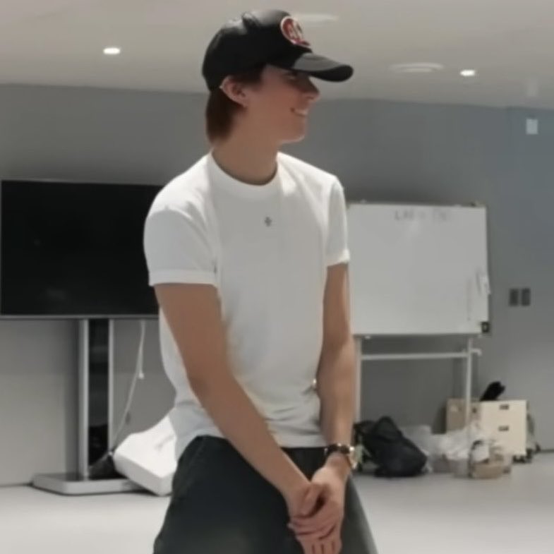 bokbakchan's tweet photo. ชอบเวลาแอนตันใส่เสื้อยืดพอดีตัวมาก ๆ หุ่นดีอะ โคตรหล่อเลยㅠㅠ https://t.co/DOSJF0hSDy