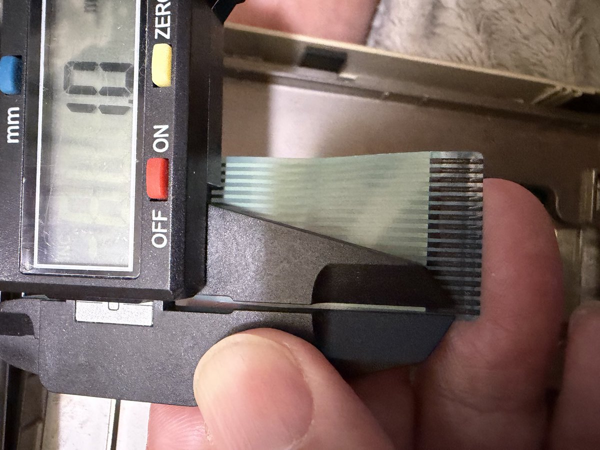 aki_msx's tweet photo. PC-286Cのキーボードの端子のビッチって1.5mm?
端子は1mm
アマゾン1.25mm位しか無いよなぁ
別の所で買うしか無いのか?
そもそも測り方悪い?
手前から見て左側が電池の液漏れでボロボロやからなぁ
誰か治した人いるんかな?
フレキシブルパターンあればなぁ
^_^;
#PC286C
#PCCLUB https://t.co/Ud4rKIlsva