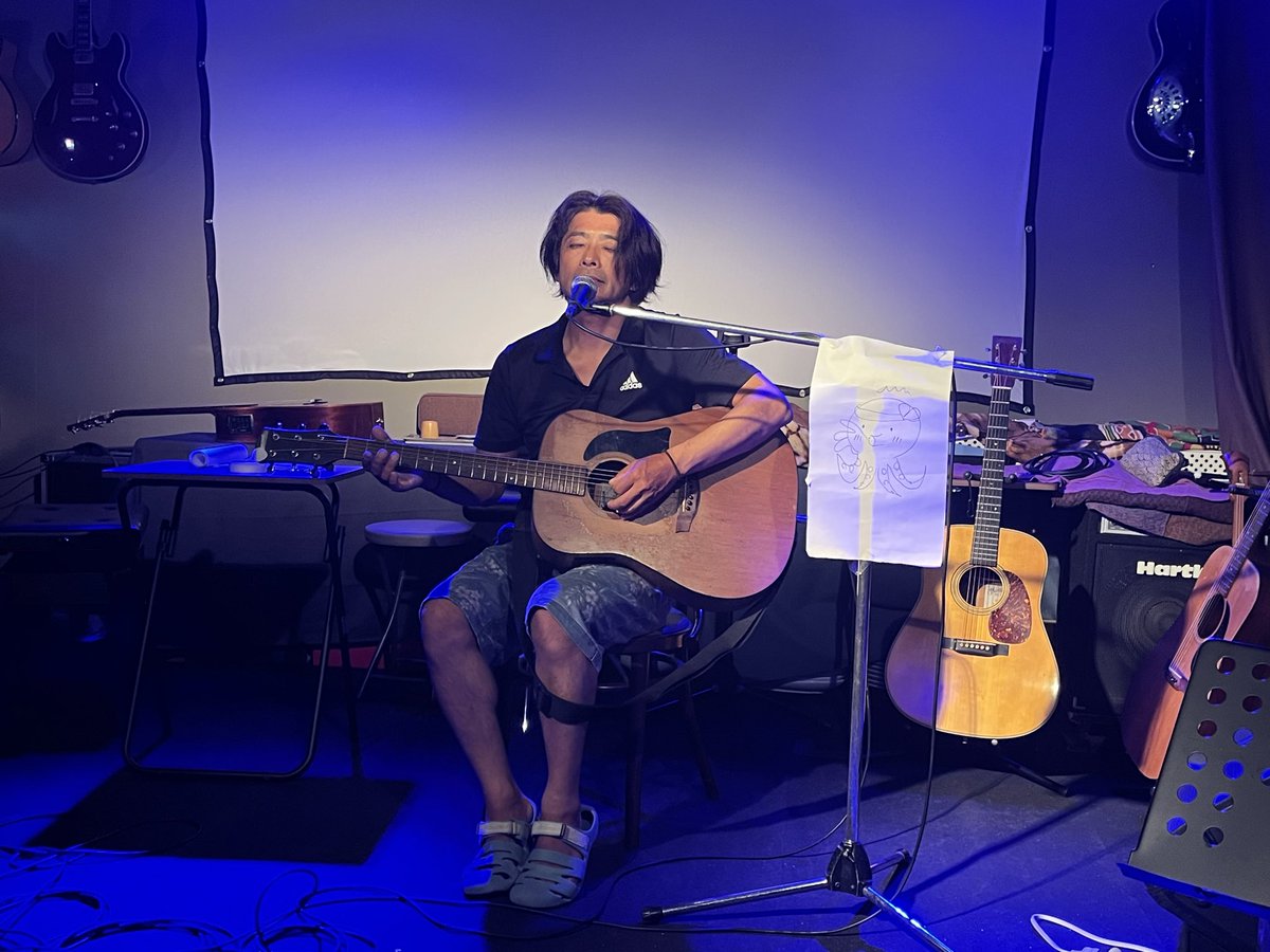 urutorakinchan's tweet photo. 昨夜、湯田温泉のカフェ・ド・ダダのライブで、福岡から来たマーシーさんが、わたしの描いた絵を見て、即興で30分歌って演奏してくださいました。「タコの歌」感激です。最後はギターも2色の声で歌ってました。 https://t.co/zHlhAIy5pu