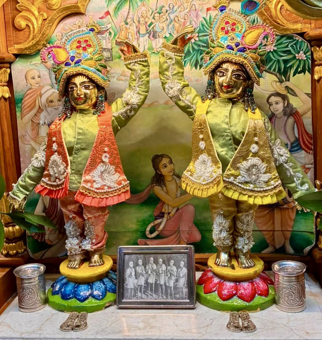 diseasecure05's tweet photo. #iskcon #London #England #UK #Hare #Krishna #Hare #Krishna #Krishna #Krishna #Hare #Hare, #Hare #Rama #Hare #Rama #Rama #Rama #Hare #Hare https://t.co/8vs2ZQvdbY