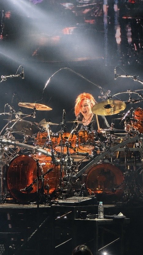 Silver27moon's tweet photo. 今日はLUNAシートだったけどほぼ淳士さんシートみたいな位置でした！とってもよく見えました！たのしかったー！！

ラストのラストで淳士さんが真横に手を伸ばしてたから、その手とグータッチしてニコニコしてる真矢さんが見えたよ！

#LUNAPIC https://t.co/cN3dZe7Ni8