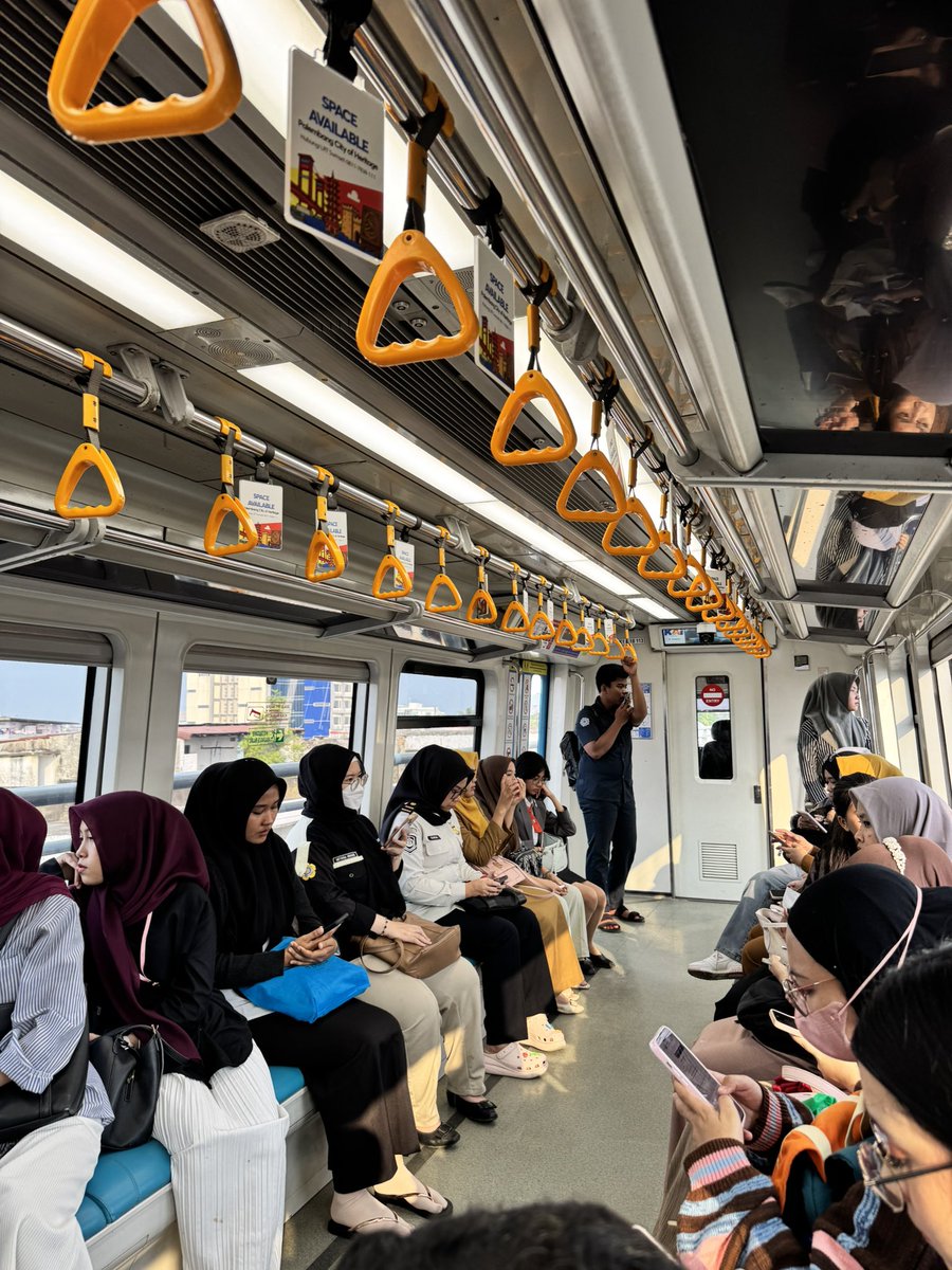 adriansyahyasin's tweet photo. LRT Palembang membawa kurang lebih 12.000 penumpang setiap harinya

Pengamatan sendiri hari ini di siang dan sore hari cukup ramai digunakan orang pulang sekolah/kantor

Berdirinya sama kayak penumpang KRL Yogyakarta, berdiri menghadap ke depan 😁

Harusnya setelah Palembang banyak kota dibangun juga sistem LRT seperti ini. Bangunnya hanya butuh 9 hari MBG 😉