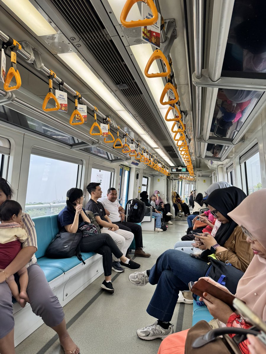 adriansyahyasin's tweet photo. LRT Palembang membawa kurang lebih 12.000 penumpang setiap harinya

Pengamatan sendiri hari ini di siang dan sore hari cukup ramai digunakan orang pulang sekolah/kantor

Berdirinya sama kayak penumpang KRL Yogyakarta, berdiri menghadap ke depan 😁

Harusnya setelah Palembang banyak kota dibangun juga sistem LRT seperti ini. Bangunnya hanya butuh 9 hari MBG 😉