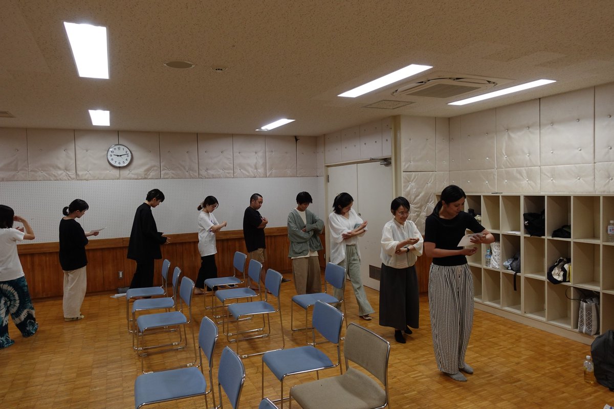 mudainokeikokai's tweet photo. 『7月のモノローグ』無事に終えました！
有名なモノローグを読んでみるところから始まり、それぞれのモノローグをあらゆる状況で。それを文字にしたのを交換、最後は自分で立ち上げて発表。台本は彼方から貴方に届いた手紙だ。ご参加ありがとうございました。煌めく瞬間がいくつもありました。（福原） https://t.co/APycTRYBXB