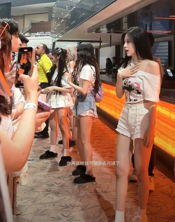 DiveBasee's tweet photo. This picture of IVE's Yujin is gaining attention as people point out that IVE is 90% legs. https://t.co/iUNIarO4Qk