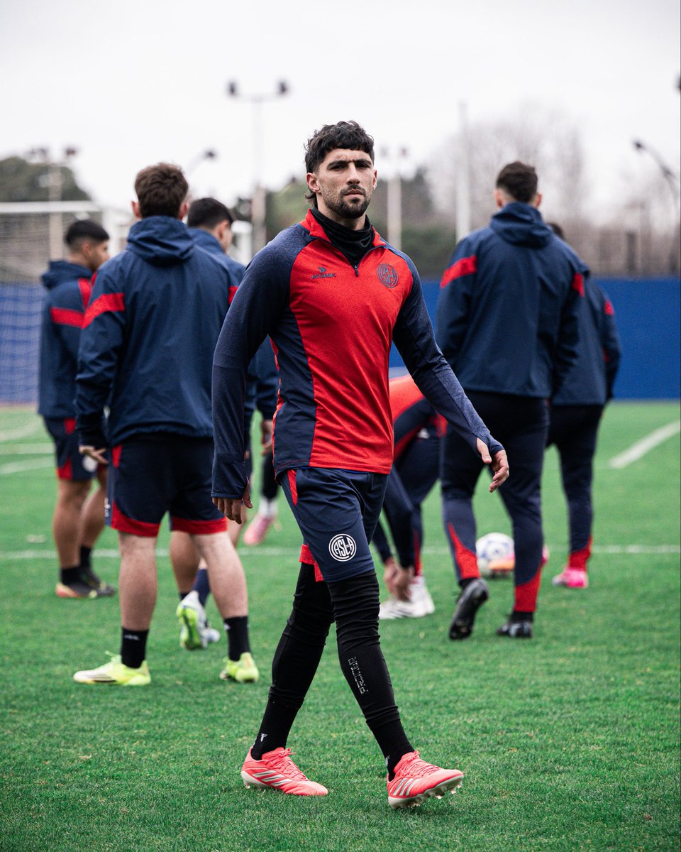 SanLorenzo's tweet photo. Juan Pablo Álvarez es nuevo jugador de San Lorenzo.

El volante ofensivo llegó con el pase en su poder, firmó hasta diciembre de 2027 y ya está a las órdenes de Pipo Gorosito. 

¡Vamos con todo, Juan! 💙❤️ https://t.co/JjaMmTWSQU