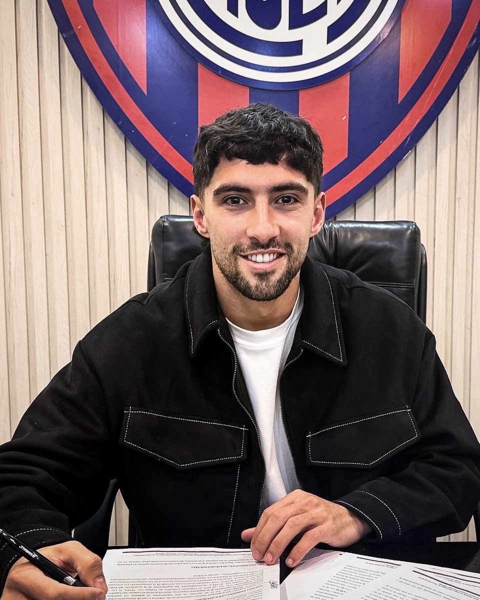 SanLorenzo's tweet photo. Juan Pablo Álvarez es nuevo jugador de San Lorenzo.

El volante ofensivo llegó con el pase en su poder, firmó hasta diciembre de 2027 y ya está a las órdenes de Pipo Gorosito. 

¡Vamos con todo, Juan! 💙❤️ https://t.co/JjaMmTWSQU
