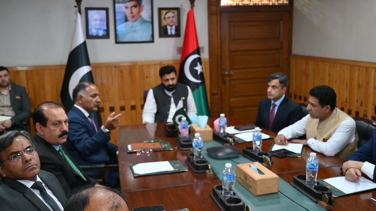 ndmapk's tweet photo. وزیرِ اعظم کی ہدایت پر چیئرمین این ڈی ایم اے، لیفٹیننٹ جنرل انعام حیدر ملک نے گلگت بلتستان کا دورہ کیا جہاں وزیرِ اعلیٰ ایڈووکیٹ امجد حسین سے ملاقات میں مون سون کے دوران ممکنہ خطرات، ادارہ جاتی تیاریوں اور حفاظتی اقدامات کا جائزہ ��یا گیا۔ https://t.co/pEz3Yog0yx