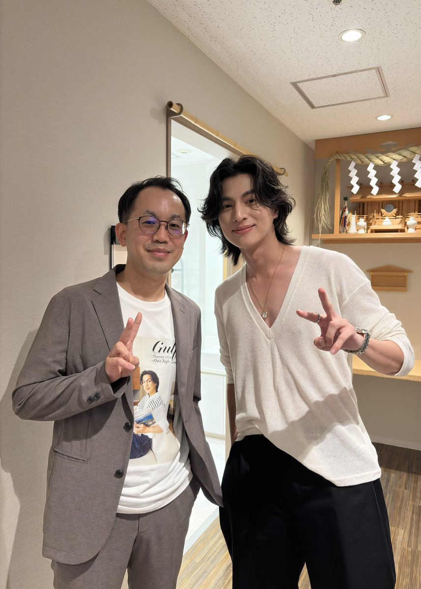 sh0f's tweet photo. 「Gulf Fanmeeting 2026 -Our Safe Zone-」、MCと通訳でした。いろいろ小さいアクシデントはありましたが、それも含めてGulfさんの魅力かなあと感じられる、まさにあたたかい、セーフゾーンなイベントでした。今後のドラマも映画もおもしろそうなので、日本で観られるとよいなあ。どうもありがとうございました。

มาเป็นพิธีกร+ล่ามในงาน "Gulf Fanmeeting 2026 -Our Safe Zone-" รู้สึกเหมือนมาเป็นสักขีพยานที่ได้เห็นน้องกลัฟกับพี่ ๆ แฟนคลับทุกท่านช่วยกันสร้างเซฟโซนขึ้นมาที่รปปงหงิ บรรยากาศอบอุ่นมากเลย จะติดตามผลงานของน้องกลัฟต่อครับ ขอบคุณมาก ๆ ครับ