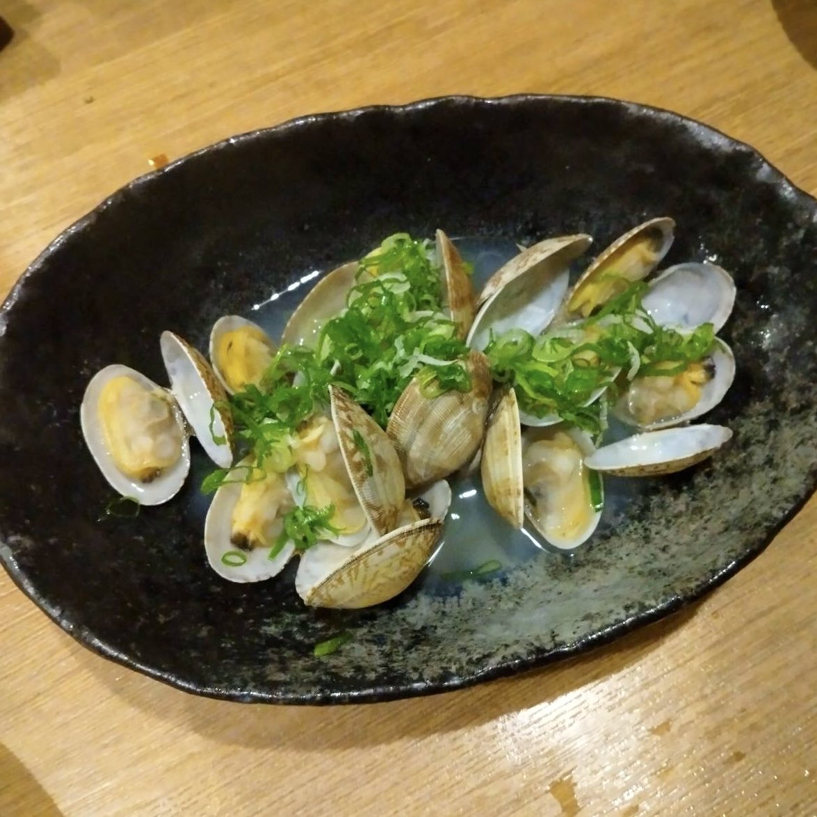 LO1307VE's tweet photo. この3連休、体力絶不調のためほぼほぼ引きこもり💧…海の日に海行きたかったな…けど今夜は大好きな居酒屋さんで生き返りました…タイラギ貝のヒモ肝の塩焼き、初めてのお味最高かよ…🍶ススム〜 https://t.co/NqamSr2KXp