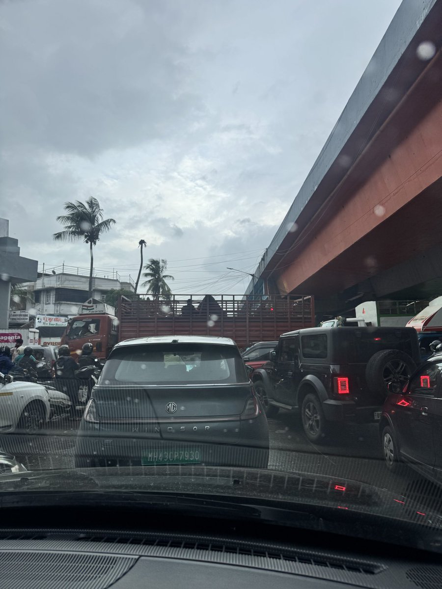 vishalamarnani's tweet photo. @MTPHereToHelp Kurla has gone worst and 5 police men are doing the worst job ever. Kapadia Nagar needs better police men for traffic management. @PeoplesofMumbai https://t.co/GLyrDICxAQ