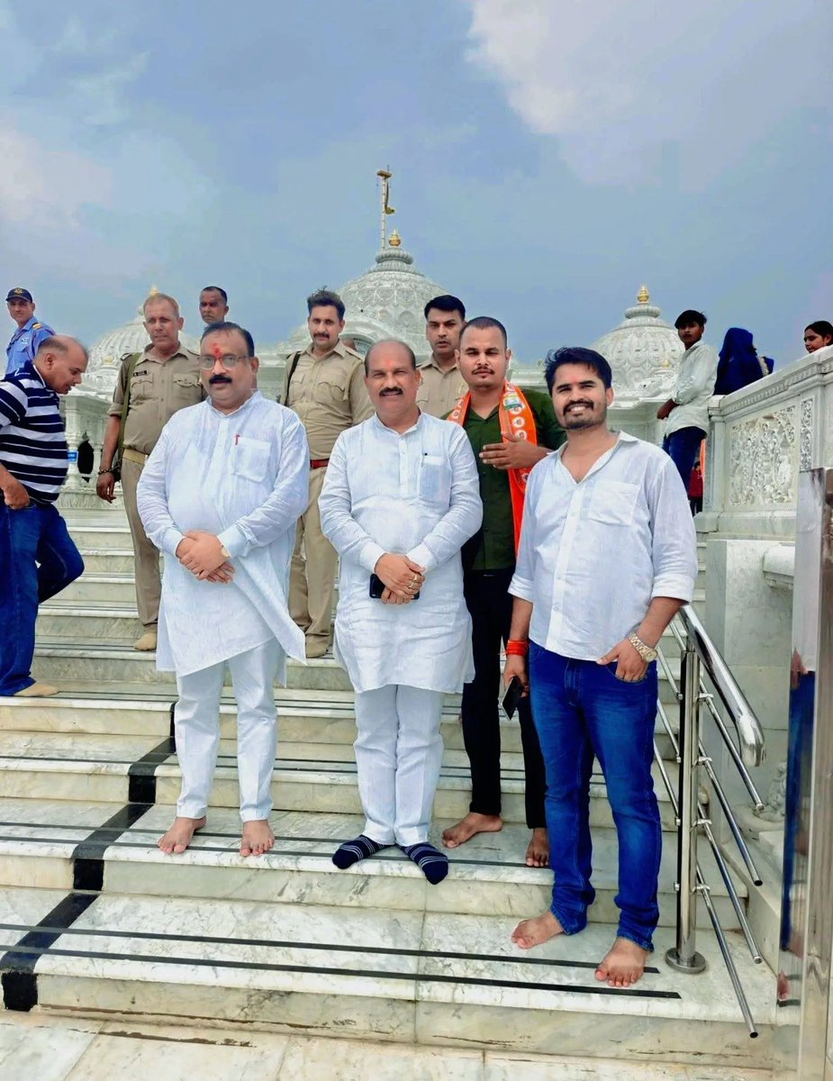 cp576222's tweet photo. पूर्व मंत्री मा० श्री राजेंद्र प्रताप सिंह "मोती सिंह" जी के प्रतिनिधि मा० श्री विनोद पांडे भैया जी के साथ कड़ा धाम में माँ शीतला के दर्शन-पूजन कर समस्त क्षेत्रवासियों के सुख, समृद्धि एवं उत्तम स्वास्थ्य की कामना की।

जय माँ शीतला! 🙏🚩 https://t.co/GcDC9oq8Il