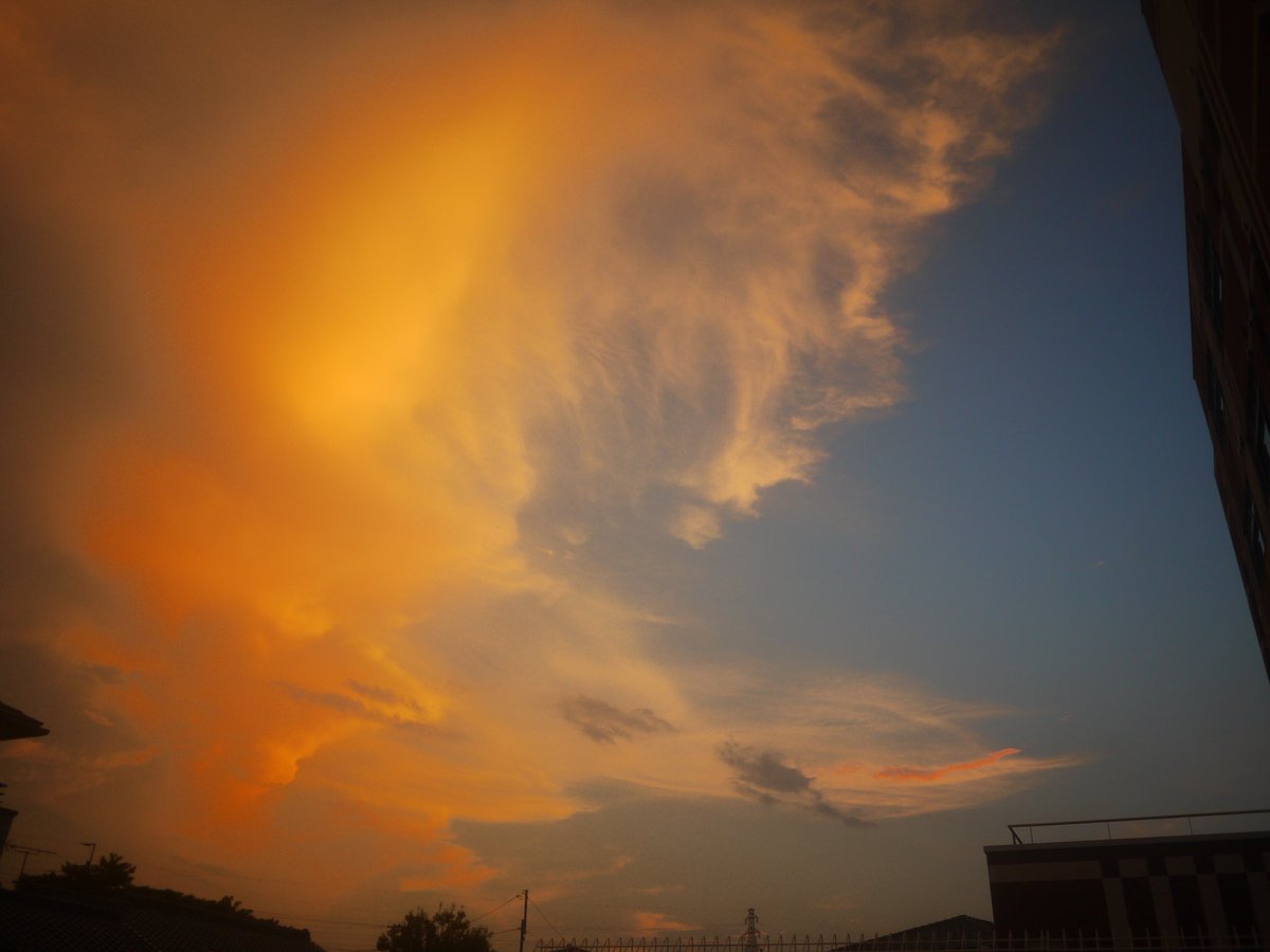 ukeukebassman24's tweet photo. 今日の夕暮れ https://t.co/uXgXvao1i1