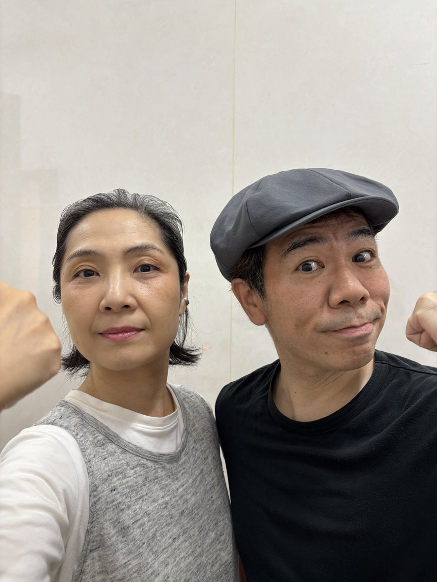 Matsunaga_Ascii's tweet photo. 昨日終わった舞台 #KERACROSS『#シャープさんフラットさん』、赤坂先生(私)の扇子とサングラスは演出家マギーの私物。【身守りマギー】は心強かった！
で、マギーの大河 #豊臣兄弟 出演回観たがな。オープニングには廻飛呂男くんも出演してるお得回やった。 https://t.co/ihY6vIK6Me