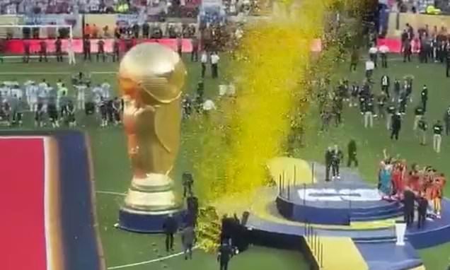 derradjihafid's tweet photo. أسوأ لقطة في نهائي كأس العالم...
بدل الوقوف لتحية البطل والتصفيق له، أدار عدد من لاعبي المنتخب الأرجنتيني ظهورهم لمنتخب إسبانيا أثناء مراسم التتويج، في مشهد أثار الكثير من الجدل والانتقادات.
الخسارة مؤلمة، لكنها لا تبرر التخلي عن قيم الروح الرياضية. فاحترام المنافس عند الانتصار والهزيمة جزء من عظمة كرة القدم قبل أن يكون من بروتوكول التتويج.