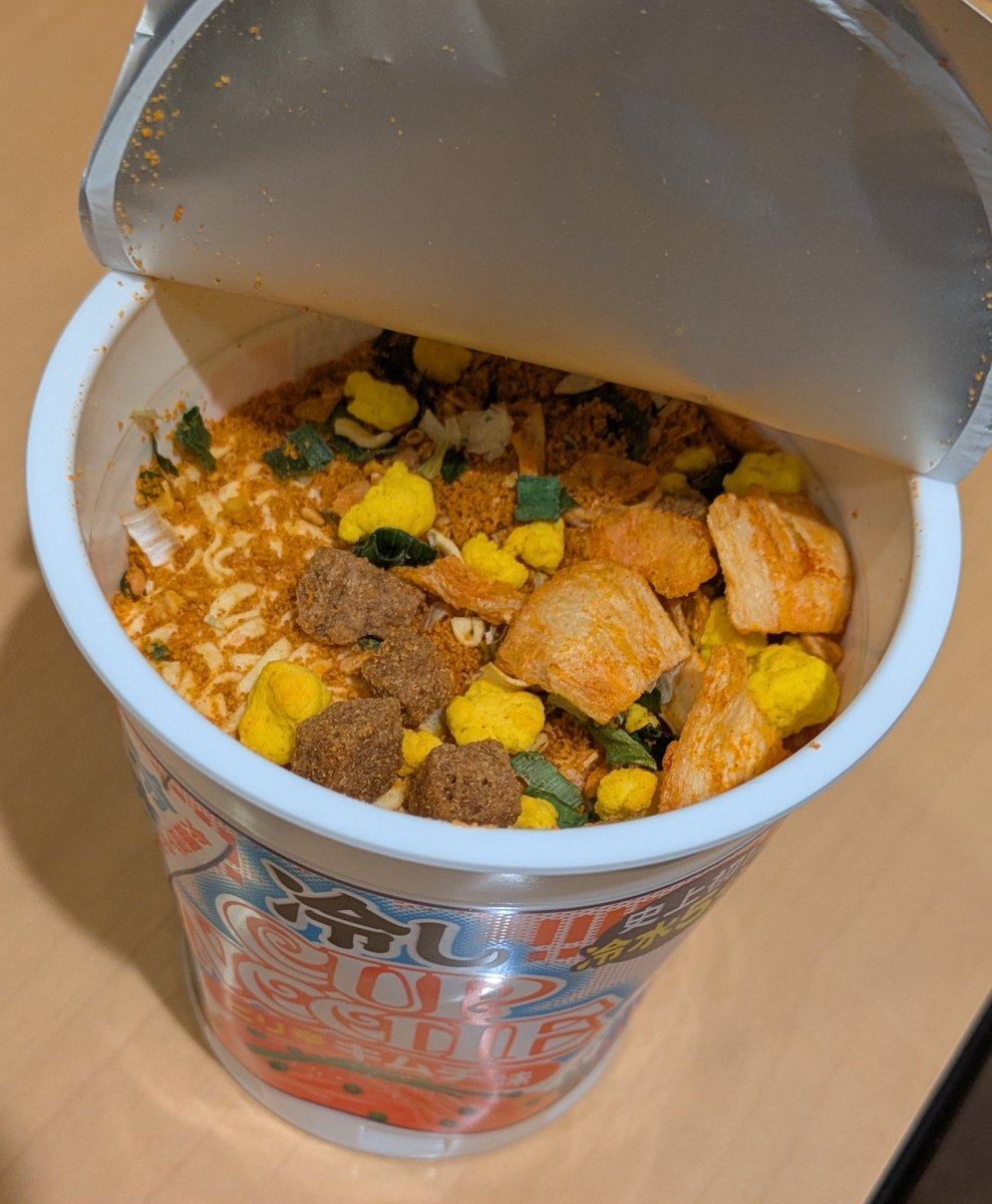 kadoya1's tweet photo. カップヌードルから熱湯禁止で冷水専用の冷やしカップヌードルとやらが発売されたから冷やかしで買ってみた。絶対ゲテモノじゃねえか。不味くて食えないだろうなと食べてみると、思っていたより全然食べられる。これを真夏の現場仕事の人が屋外で食べたら絶品だと感じるかもしれない。すごい発明だよ。 https://t.co/Gdl5ssRZ5M