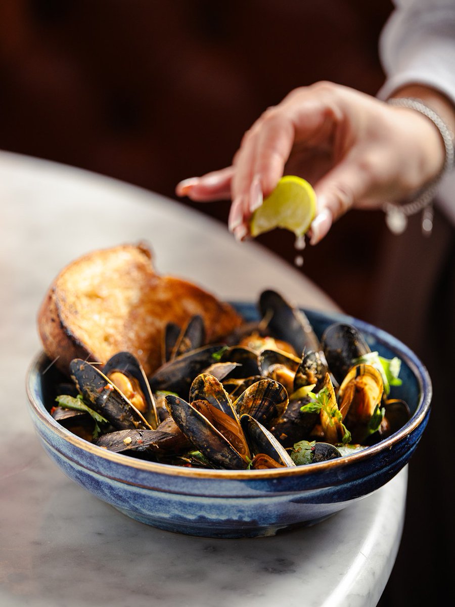 PichetDublin's tweet photo. Lunch is served🍴
🍋‍🟩Killary Fjord Mussels, Thai Curry Broth, Pak Choi, Grilled Sourdough with Lime https://t.co/5eSDSOoVpx