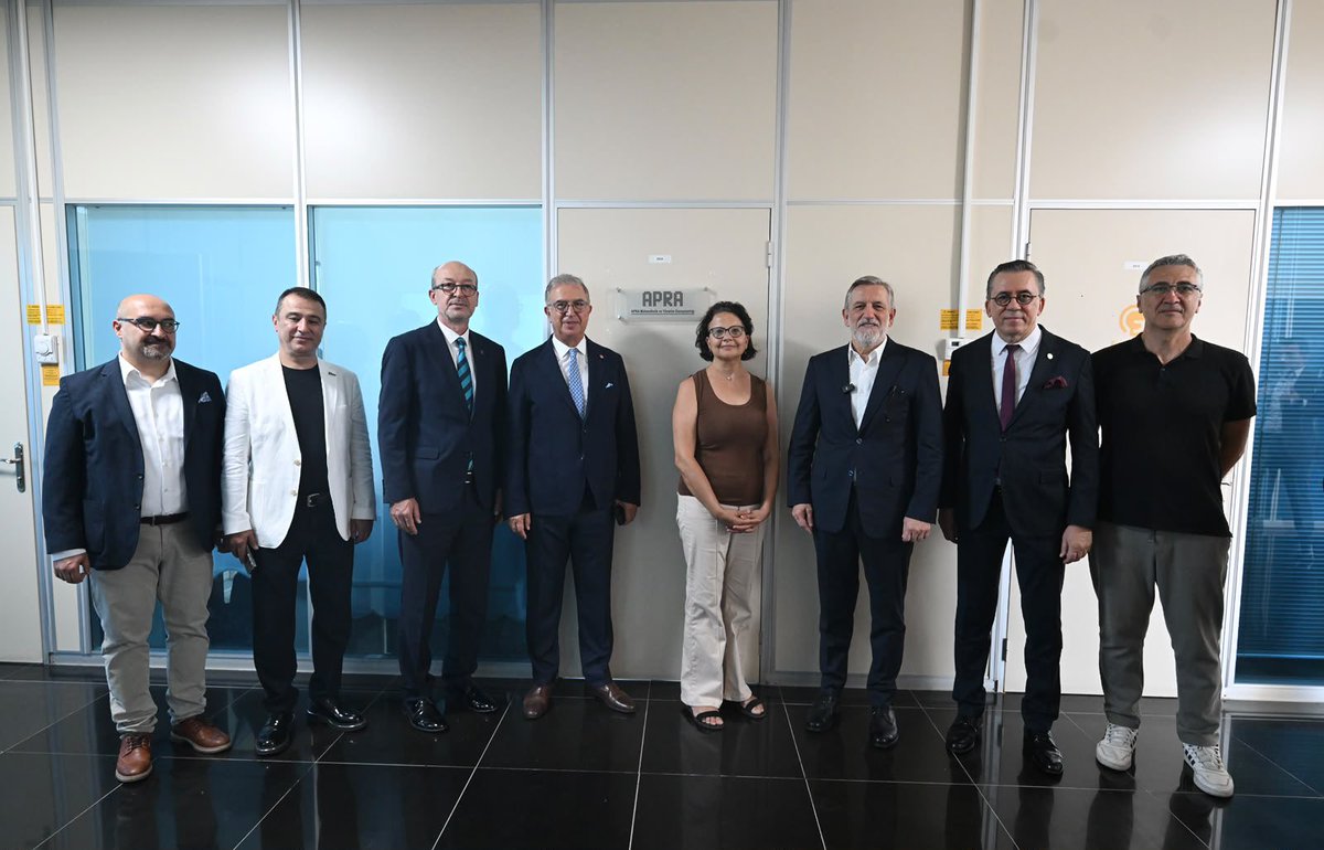 ibrahim_Burkay's tweet photo. Bursa Ticaret ve Sanayi Odası olarak teknolojide yaşanan dönüşümü yakından takip ederken, Bursa’nın bu değişimin takipçisi değil yön veren şehirlerden biri olması için çalışmalarımızı kararlılıkla sürdürüyoruz. Bu hedef doğrultusunda ULUTEK HIVE, TEKNOSAB Data Center, TEKNOSAB Teknopark, girişim sermayesi yatırım fonları ve nitelikli insan kaynağımızın gelişimine yönelik projelerimizle Bursa’nın teknoloji odaklı kalkınmasına katkı sunmaya devam edeceğiz.

2030 Vizyonumuza katkı sağlayan, kıymetli görüşleriyle çalışmalarımıza yön veren ve destekleriyle bizlere güç katan tüm dostlarımıza teşekkür ediyorum.