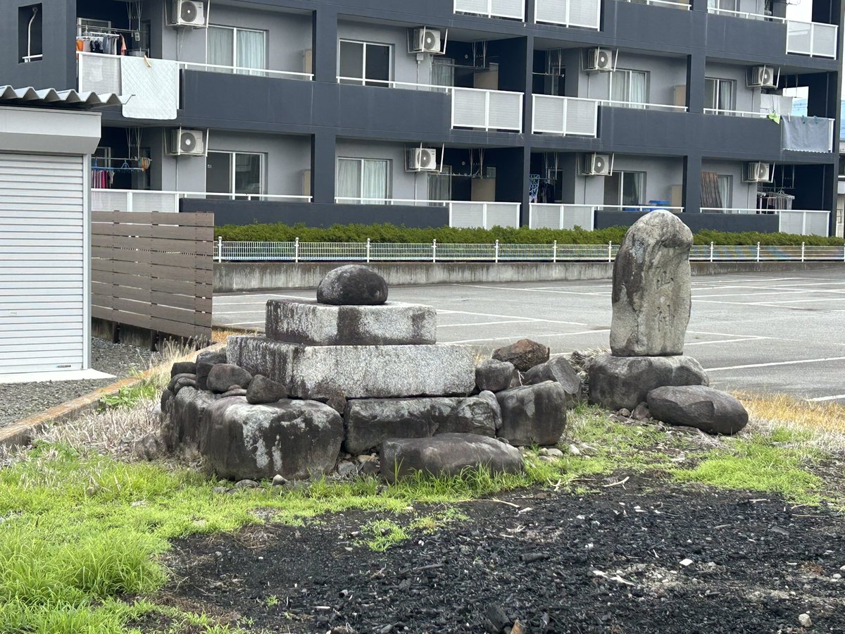 micigomi's tweet photo. 笛吹市の道祖神　102基目
一宮町東原　丸石道祖神
手前にどんど焼きをした跡がみえる。 https://t.co/smt3LQ0lTQ