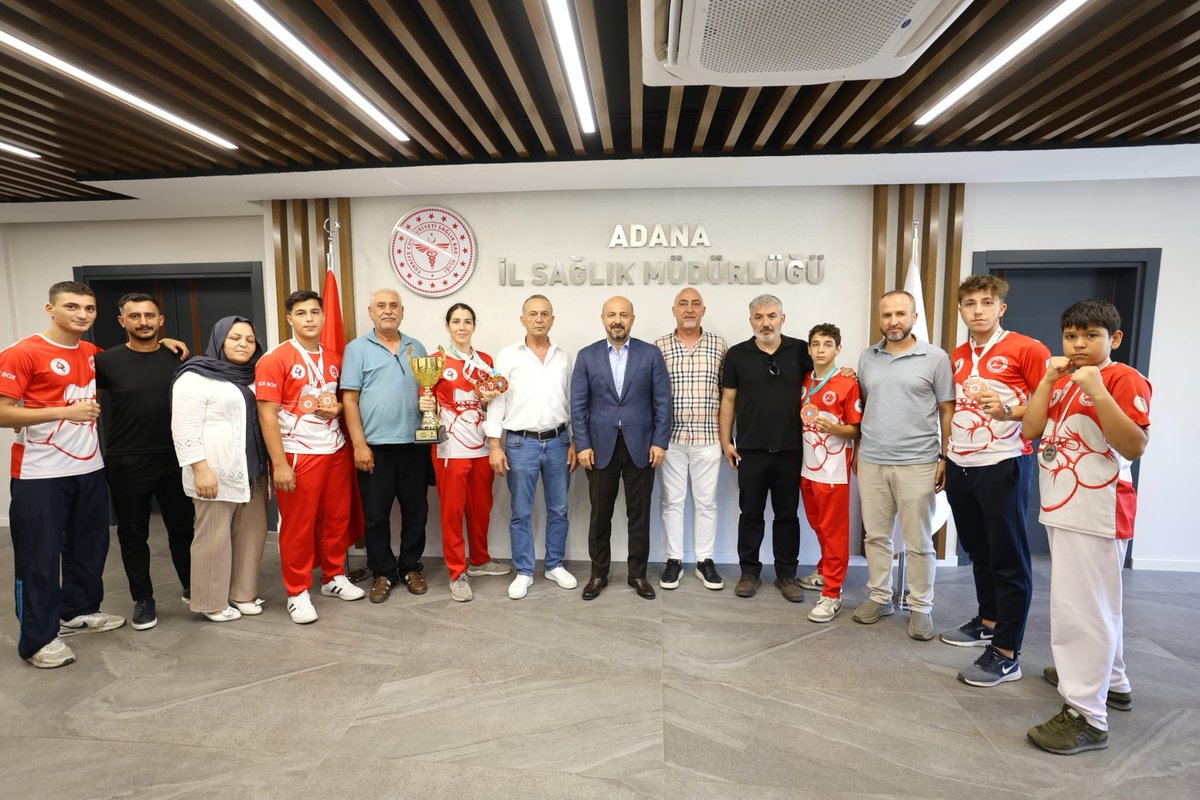 drhalilnacar's tweet photo. Şampiyonlarımızı Ağırladık! 🥊 🇹🇷

Öz Hilal Kick Boks Spor Kulübü Başkanı Sayın İbrahim Pıtırlı’yı, kulüp yönetimini, kıymetli velilerimizi ve ay-yıldızlı bayrağımızı gururla temsil eden şampiyon sporcularımızı müdürlüğümüzde misafir ettik.

2026 Türkiye Kick Boks Şampiyonaları ve Dünya Kupaları'nda üstün performans göstererek şampiyonluk ve dereceler elde eden tüm sporcularımızı yürekten tebrik ediyorum.

Önümüzdeki günlerde İtalya��da düzenlenecek olan Dünya Şampiyonası’nda ülkemizi temsil edecek olan sporcularımız Sayın Huriye Nur Ergin ve Sayın Oğuzhan Keskiner’e de dünya şampiyonasında gönülden başarılar diliyorum. İnanıyorum ki orada da kürsünün en üst basamağında yer alarak ay-yıldızlı bayrağımızı gururla dalgalandıracaklar.

Gençlerimizin spora yönelmesi, azimle çalışması ve bu emeklerinin uluslararası başarılarla taçlanması bizler için en büyük gurur vesilesidir.

Yolunuz açık, başarılarınız daim olsun!

@IbrahimPtrl