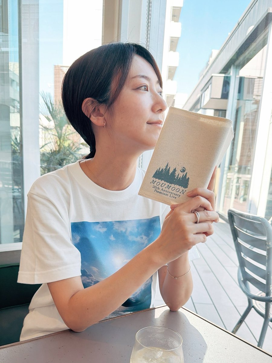 moumoon_staff's tweet photo. ✴︎moumoon 20th Anniversary Liveグッズのご紹介です✴︎

moumoonデビュー20周年を記念して、弦楽四重奏とピアノというスペシャルな編成でお届けするプレミアムライブ。

弦楽器もピアノも、木から生まれた楽器です。その木の温もりや、生の音色と親和性のある“自然”をテーマに、森の木々をモチーフにしたグッズが出来上がりました！

YUKAが日頃から撮りためてきた自然風景の写真を素にして、デザインに落とし込んでいます。

⚪︎ブックカバー⚪︎
お気に入りの一冊を、お出かけ先でも。移動中のカバンの中で、大切な本をやさしく守ってくれるコットンのブックカバーです。森の中でページをめくるような、静かな読書時間を。