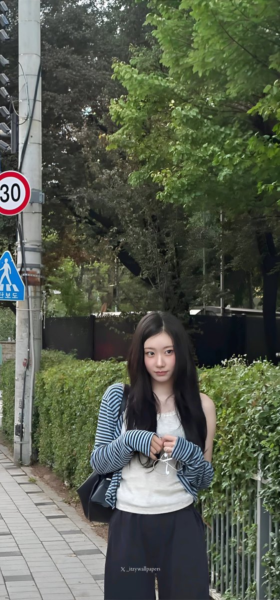 ITZY Wallpapers tweet media
