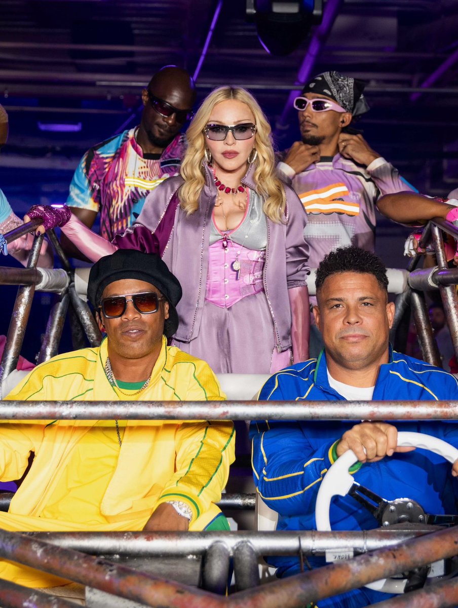MadonnaLiteral1's tweet photo. Confira mais fotos dos bastidores do Halftime Show de Madonna com Ronaldinho e Ronaldo durante a final da Copa do Mundo 🇧🇷🩷💜🪩

📸 Registros por ricardogomesinst https://t.co/2bbUGwf0PC