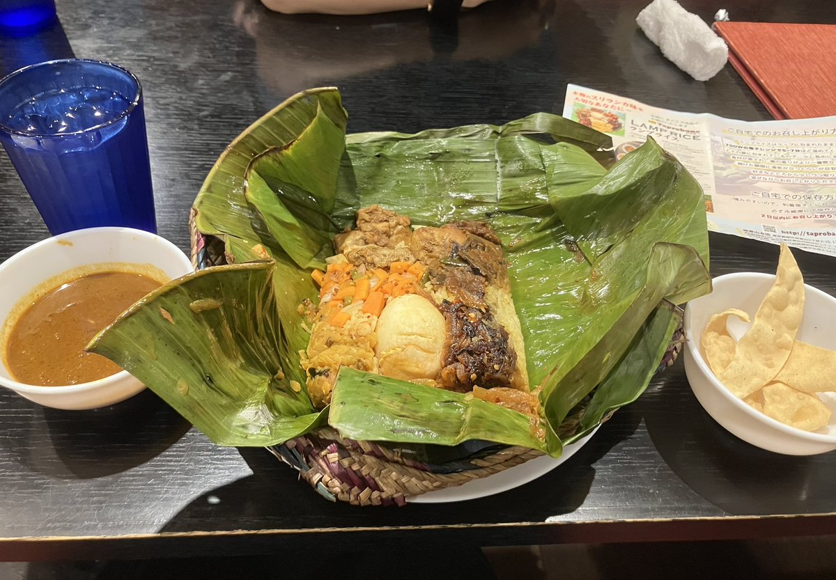 umecoko's tweet photo. スリランカ料理屋🇱🇰でスリランカのお弁当的なご飯を食べた。スパイシーで色んな味して美味しかった。
去年食べたあのスリランカカレーもからくて美味しかったな。 https://t.co/QupugkJ7hJ