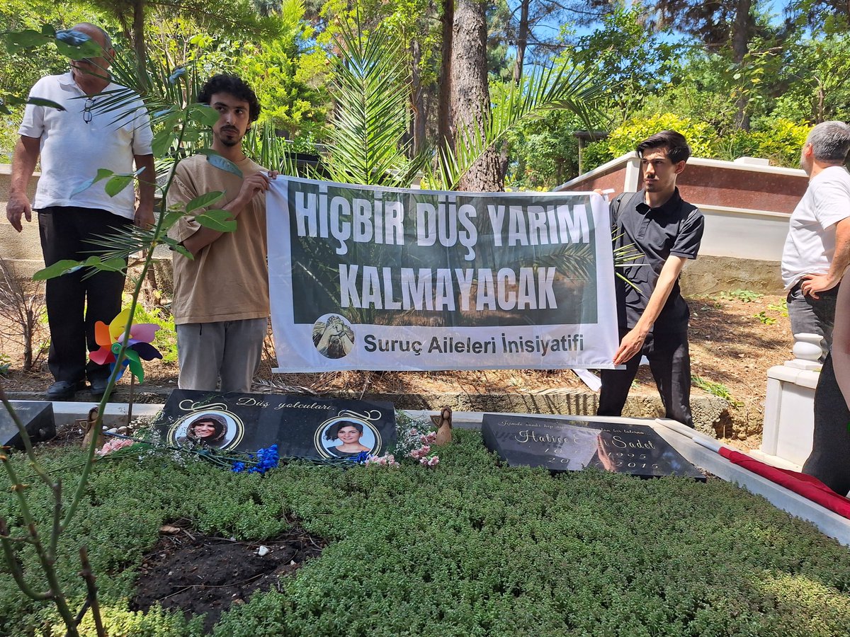 DEMPartiUmranye's tweet photo. İl Eş Başkanımız Arıfe Çınar ve ilçe yöneticilerimizle birlikte, Suruç Katliamı'nın 11. yılında yaşamını yitiren 33 düş yolcusunu mezarları başında saygı ve özlemle andık.

Anıları mücadelemizde, umutları yarınlarımızda yaşamaya devam edecek. https://t.co/qH6J38bdjk
