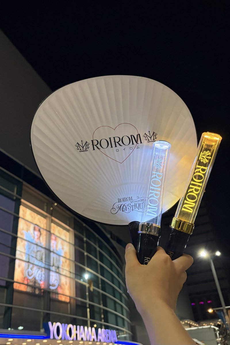 yuda_rirm's tweet photo. TRIGGERとコラボしてくれたおかげで、今すごく生活が楽しいです‼️‼️

出会わせてくれて
本当にありがとうございます😭☺️

cHaRmさんとも、アイナナマネさん(cHaRm)とも話せて嬉しかったです😭
(TRIGGERのモンぬいがなくて缶バですみません！)
10月も申し込みます✨
#ROIROM横アリ2026 

※屋外撮影用 https://t.co/2m80rG7xkZ