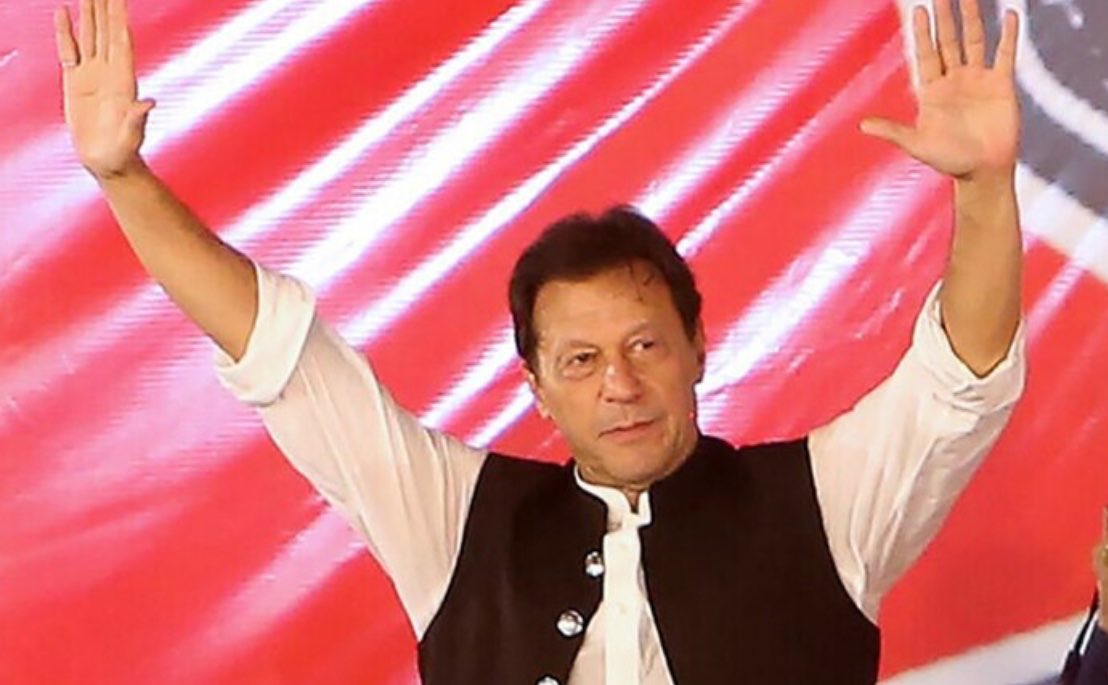 RebelByThought's tweet photo. عمران خان کا کوئی سیاسی جانشین نہیں ہے۔ عمران خان کے بیٹے جانشین نہیں ہیں، عمران خان کی بیوی جانشین نہیں ہے، عمران خان کی بہنیں جانشین نہیں اور نہ ہی چار سال سے منظر عام سے غائب مراد سعید جانشین ہے۔
اس بات میں کسی کو ایک فیصد بھی شک و شبہ نہیں ہونا  چاہیے۔ جانشینی بادشاہت میں ہوتی ہے اور عمران خان نے تحریک انصاف کی بنیاد موروثی سیاست کے خلاف رکھی تھی۔
اللہ عمران خان کو زندگی اور صحت و تندرستی دے۔ عمران خان کے مزار کا مجاور بن کر سیاست چمکانے کا کسی کا خواب پورا نہیں ہو گا۔ عمران خان کے ورکرز اور سپورٹرز یہ فیصلہ کریں گے کہ کس نے مشکل وقت میں عمران خان کا سب سے زیادہ ساتھ نبھایا اور کون اس زمہ داری کا بوجھ اٹھانے نے قابل ہے۔ لاشیں نوچنے والے گِدھوں کی طرح 
جانشینی کی بےہودہ بحث بجائے عمران خان کی رہائی پر فوکس کیا جائے جو تین سال سے قید ناحق میں ہے۔