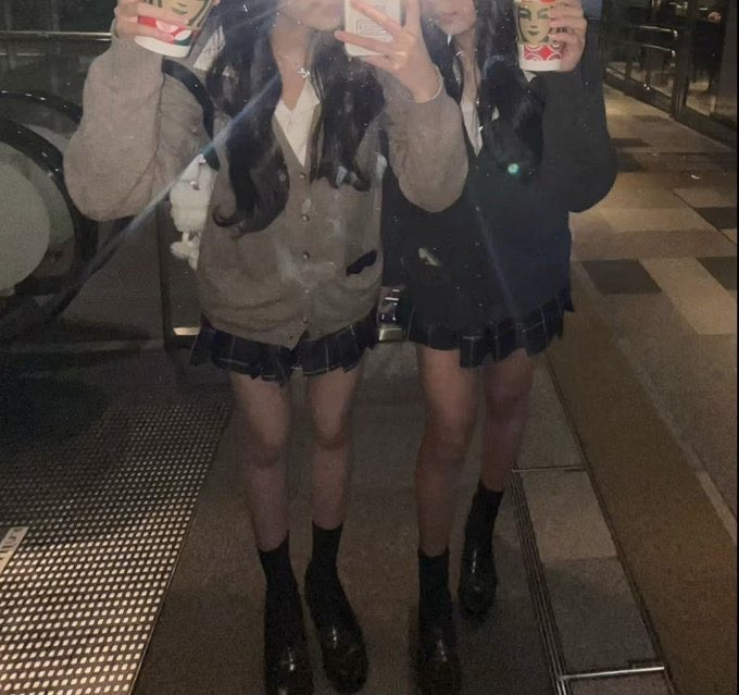 an25004's tweet photo. みんな会った時制服で来たら嬉しい？笑笑 https://t.co/upKh7zrcwY